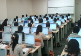 多数の生徒たちがパソコンに向かい授業を受けている様子の画像